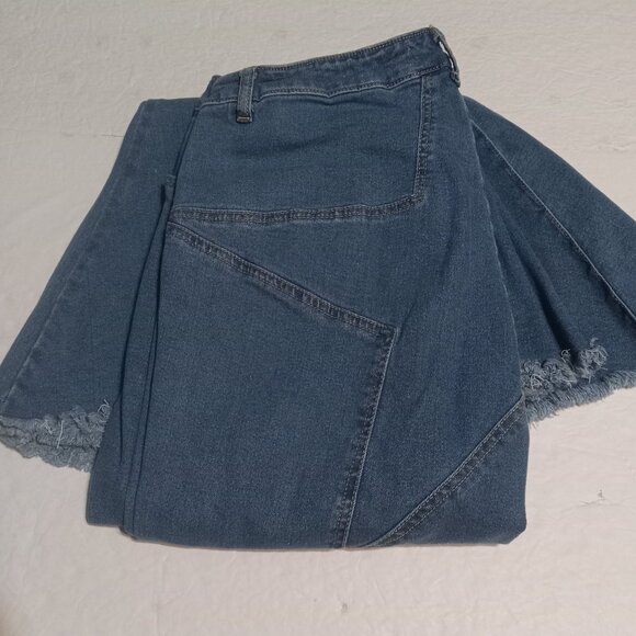 A Beautiful Soul Women's Distressed Bell Bottom Jeans 18 Style 111543 - Picture 1 of 9